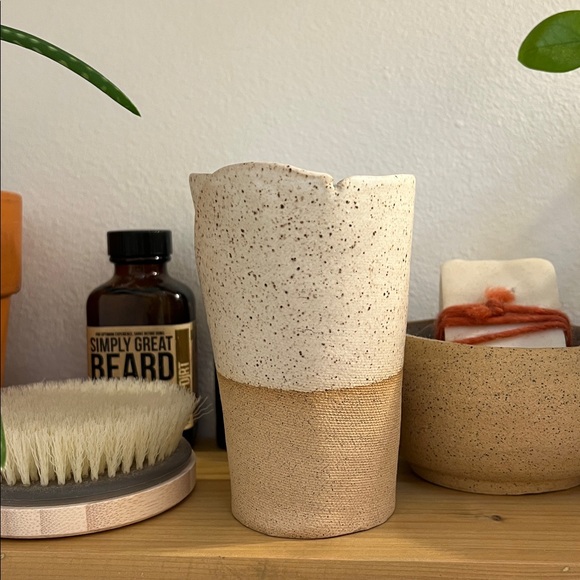 STUNNING HANDMADE VASE WITH SPECKLE AND ROUGH DETAIL - Picture 3 of 10